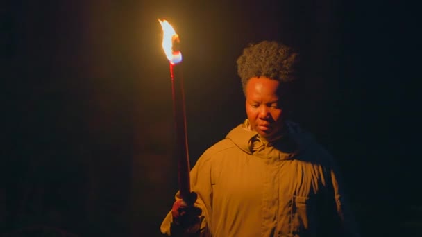 Kıvırcık Saçlı Genç Afrikalı Kadın Fenerle Karanlık Geceyi Keşfediyor Yüksek — Stok video