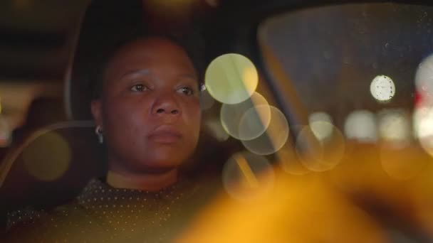 Junge Afrikanerin Mit Auto Auf Der Stadtstraße Beim Pendeln Hochwertiges — Stockvideo