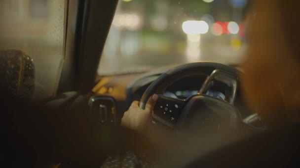 年轻的非洲妇女驾驶汽车在城市街道上下班 高质量的4K镜头 — 图库视频影像