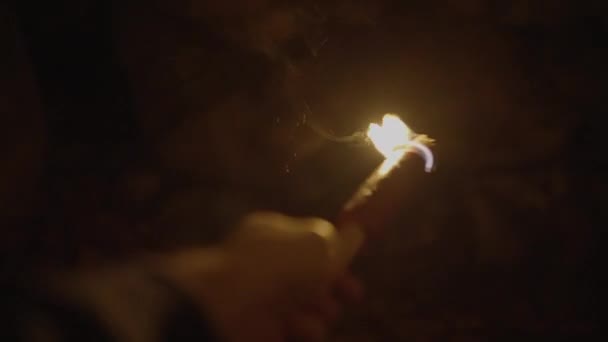 Osoba Držící Hořící Světlo Pochodně Jeskynním Lese Noci Vysoce Kvalitní — Stock video