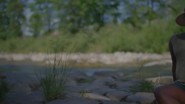 자연에서 휴일에 강에서 고품질 — 비디오
