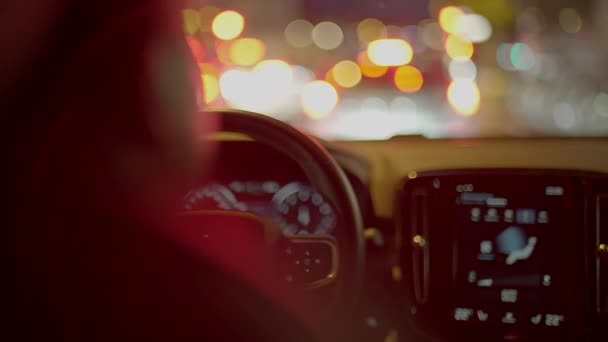 Kobieta Czarnymi Kręconymi Włosami Kierowca Samochodu Mieście Nocy Światła Drogowe — Wideo stockowe