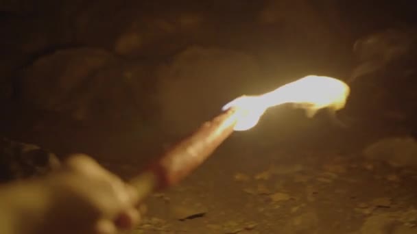 불타는 붙드는 고품질 — 비디오