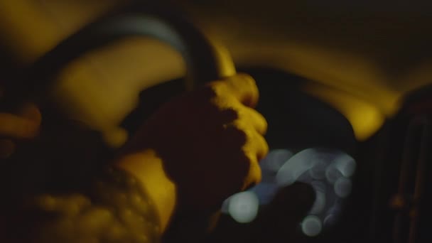 Жінка Чорним Кучерявим Волоссям Водіння Автомобіля Місті Нічному Вогні Руху — стокове відео