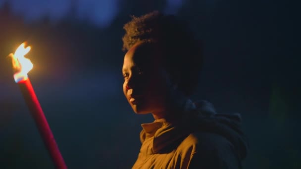 Mujer Joven Africana Con Pelo Rizado Explorando Noche Oscura Con — Vídeos de Stock