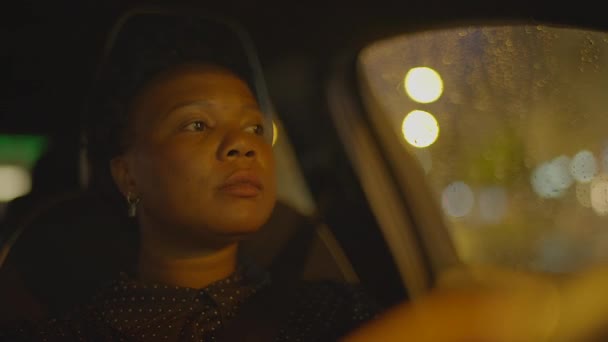 Kentsel Şehir Caddesinde Araba Süren Genç Afrikalı Kadın Yüksek Kalite — Stok video