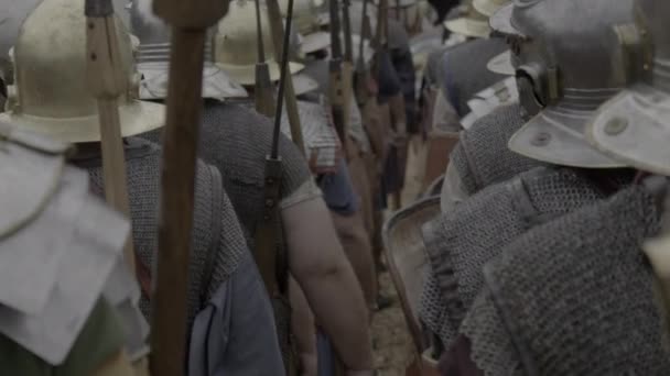 Vojáci Historických Vojenských Válečníků Vyzbrojeni Štítem Kopím — Stock video