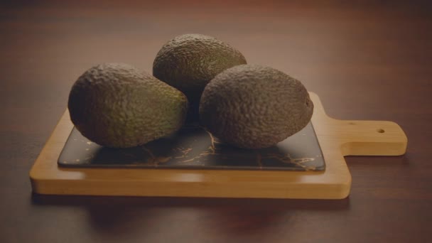 Vejetaryen Diyeti Için Sağlıklı Besin Içeren Olgun Avokado Superfood Yüksek — Stok video