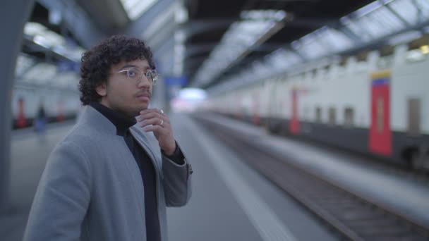 黒いカーリーヘアの列車の駅で若者のライフスタイルの肖像画 高品質の4K映像 — ストック動画