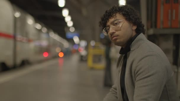 Retrato Indio Con Gafas Viajando Estación Tren Imágenes Alta Calidad — Vídeos de Stock