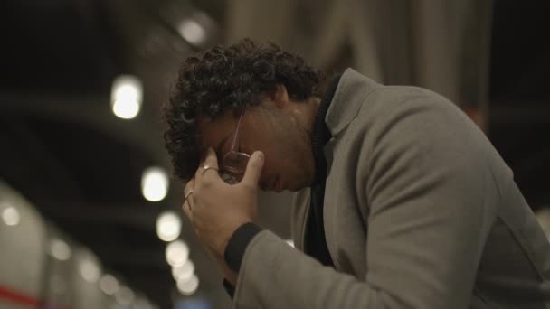 Ein Mann Mit Schwarzem Lockigem Haar Wartet Nachts Einsam Bahnhof — Stockvideo