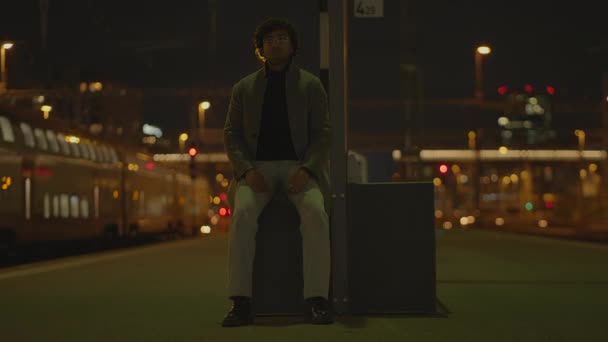 Homem Com Cabelo Encaracolado Preto Esperando Sozinho Estação Trem Noite — Vídeo de Stock
