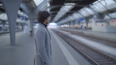 Tren istasyonunda gidip gelen gözlüklü Hintli adamın portresi. Yüksek kalite 4k görüntü