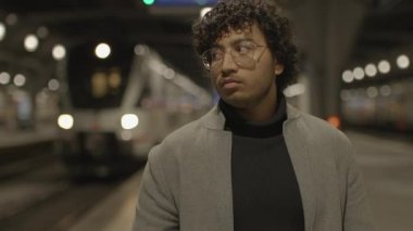 Üzücü Erkek Konuşan Hüsrana uğramış Dışarıda Sinirli Tartışma Stresli