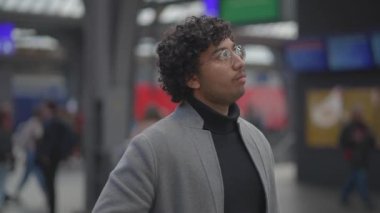 Tren istasyonunda gidip gelen gözlüklü Hintli adamın portresi. Yüksek kalite 4k görüntü