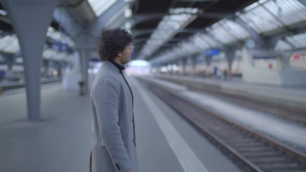 Ritratto Uomo Indiano Con Occhiali Pendolari Alla Stazione Ferroviaria Filmati — Video Stock
