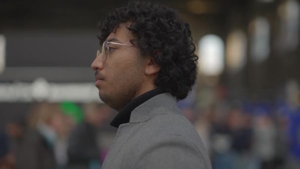 Portrait Indian Man Glasses Commuting Train Station Dalam Bahasa Inggris — Stok Video