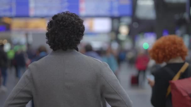 Портрет Індійської Людини Окулярами Командують Залізничним Вокзалом Високоякісні Кадри — стокове відео