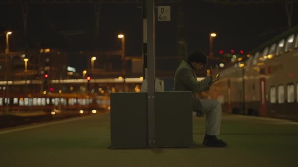 Человек Кудрявыми Волосами Одиноко Ждущий Вокзале Ночью Высококачественные Кадры — стоковое видео