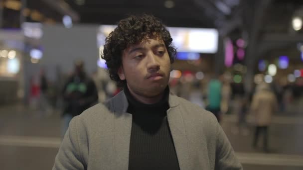 Portrait Young Man Black Curly Hair Train Station Dalam Bahasa — Stok Video