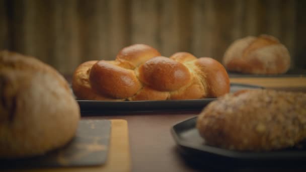 Domácí Rustikální Chutné Chlebů Pro Vysokou Výživou Jídlo Snídaně Dieta — Stock video