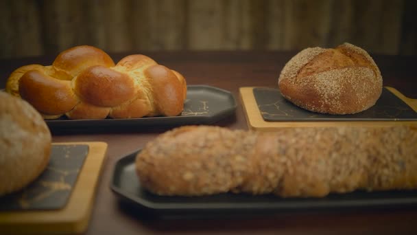 Domowej Roboty Rustykalne Smaczne Pieczywo Dla Wysokiego Odżywiania Jedzenie Śniadanie — Wideo stockowe