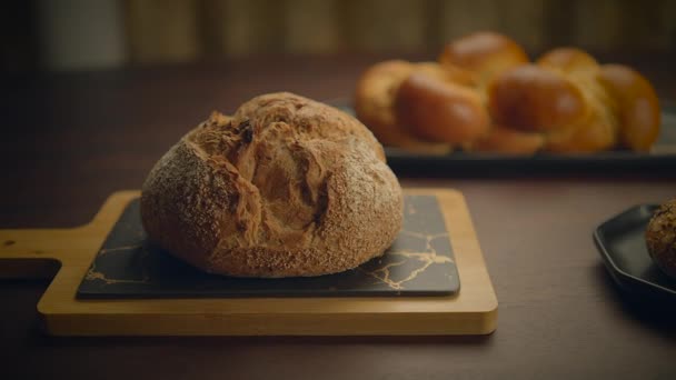 Domácí Rustikální Chutné Chlebů Pro Vysokou Výživou Jídlo Snídaně Dieta — Stock video