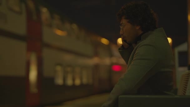 Homem Com Cabelo Encaracolado Preto Esperando Sozinho Estação Trem Noite — Vídeo de Stock