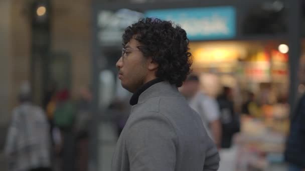Портрет Молодого Человека Кудрявыми Волосами Внутри Железнодорожной Станции Высококачественные Кадры — стоковое видео