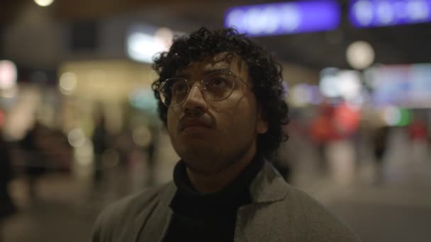 Estilo Vida Retrato Jovem Com Cabelo Encaracolado Preto Dentro Estação — Vídeo de Stock