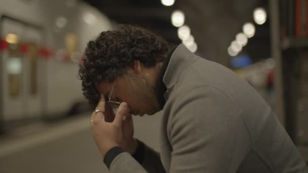 Triste Hombre Hablando Frustrado Discutiendo Molesto Fuera Tener Estrés — Vídeos de Stock