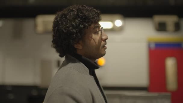 Ένας Άντρας Μαύρα Σγουρά Μαλλιά Περιμένει Μόνος Στο Σταθμό Του — Αρχείο Βίντεο