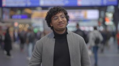 Tren istasyonunda siyah kıvırcık saçlı genç adamın yaşam tarzı portresi. Yüksek kalite 4k görüntü