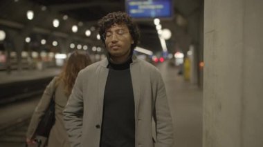 Üzücü Erkek Konuşan Hüsrana uğramış Dışarıda Sinirli Tartışma Stresli