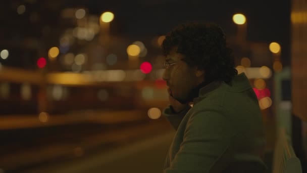 Ein Mann Mit Schwarzem Lockigem Haar Wartet Nachts Einsam Bahnhof — Stockvideo