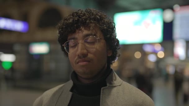 Životní Styl Portrét Mladého Muže Černými Kudrnaté Vlasy Uvnitř Vlakového — Stock video