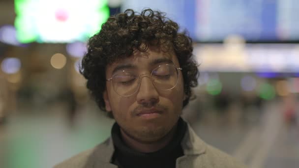 Retrato Indio Con Gafas Viajando Estación Tren Imágenes Alta Calidad — Vídeo de stock