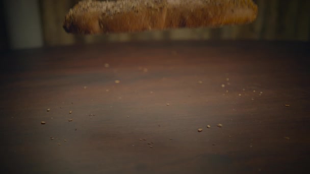 新鲜烘烤全麦面包产品味道鲜美手艺 — 图库视频影像