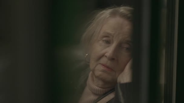 Droevige Oude Gepensioneerde Dame Met Negatieve Emoties Denkend Aan Angstige — Stockvideo
