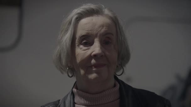Λυπημένη Ηλικιωμένη Συνταξιούχος Κυρία Που Έχει Αρνητικά Συναισθήματα Σκέφτεται Τρομακτικές — Αρχείο Βίντεο