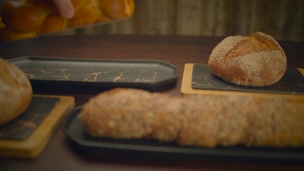 新鲜烘烤全麦面包产品味道鲜美手艺 — 图库视频影像