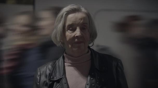 Preoccupato Anziana Donna Attesa Ansioso Trainstation Amico — Video Stock