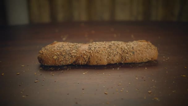 新鮮なベーキングされた全小麦パン製品グルメハンドクラフト — ストック動画