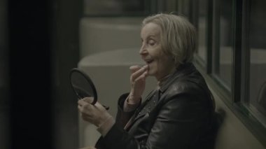 Üzgün, yaşlı, emekli, negatif duyguları olan, korkusuz düşünceleri olan bir kadın.