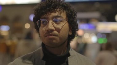 Tren istasyonunda gidip gelen gözlüklü Hintli adamın portresi. Yüksek kalite 4k görüntü
