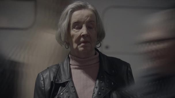 Λυπημένη Ηλικιωμένη Συνταξιούχος Κυρία Που Έχει Αρνητικά Συναισθήματα Σκέφτεται Τρομακτικές — Αρχείο Βίντεο