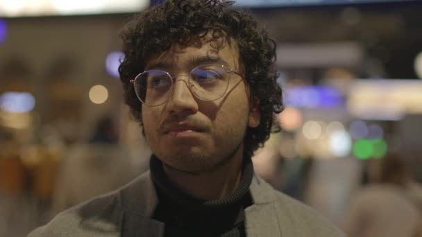 Porträtt Indier Med Glasögon Pendla Tågstationen Högkvalitativ Film — Stockvideo