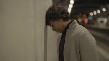 Üzücü Erkek Konuşan Hüsrana uğramış Dışarıda Sinirli Tartışma Stresli