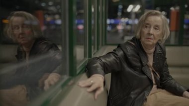 Üzgün, yaşlı, emekli, negatif duyguları olan, korkusuz düşünceleri olan bir kadın.