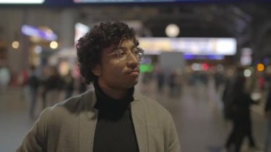 Tren istasyonunda gidip gelen gözlüklü Hintli adamın portresi. Yüksek kalite 4k görüntü